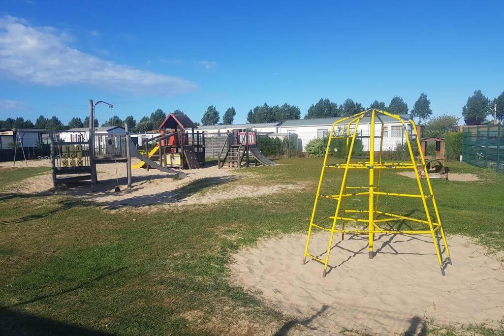 Gezellige Chalet In Nieuwpoort - Opkuis Inbegrepen In De Prijs Oostduinkerke Bagian luar foto